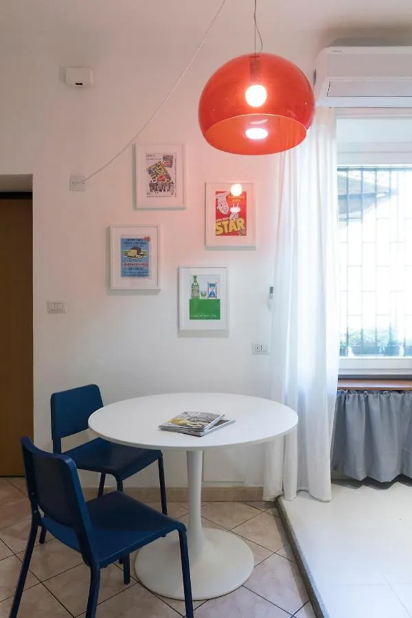 Xenia Apartments - Stylish Colorful Apt- Upbeat & Well-Connected Area Milan